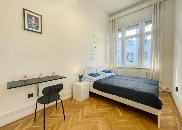 W25 Spacious 3br Free Parking شقة *